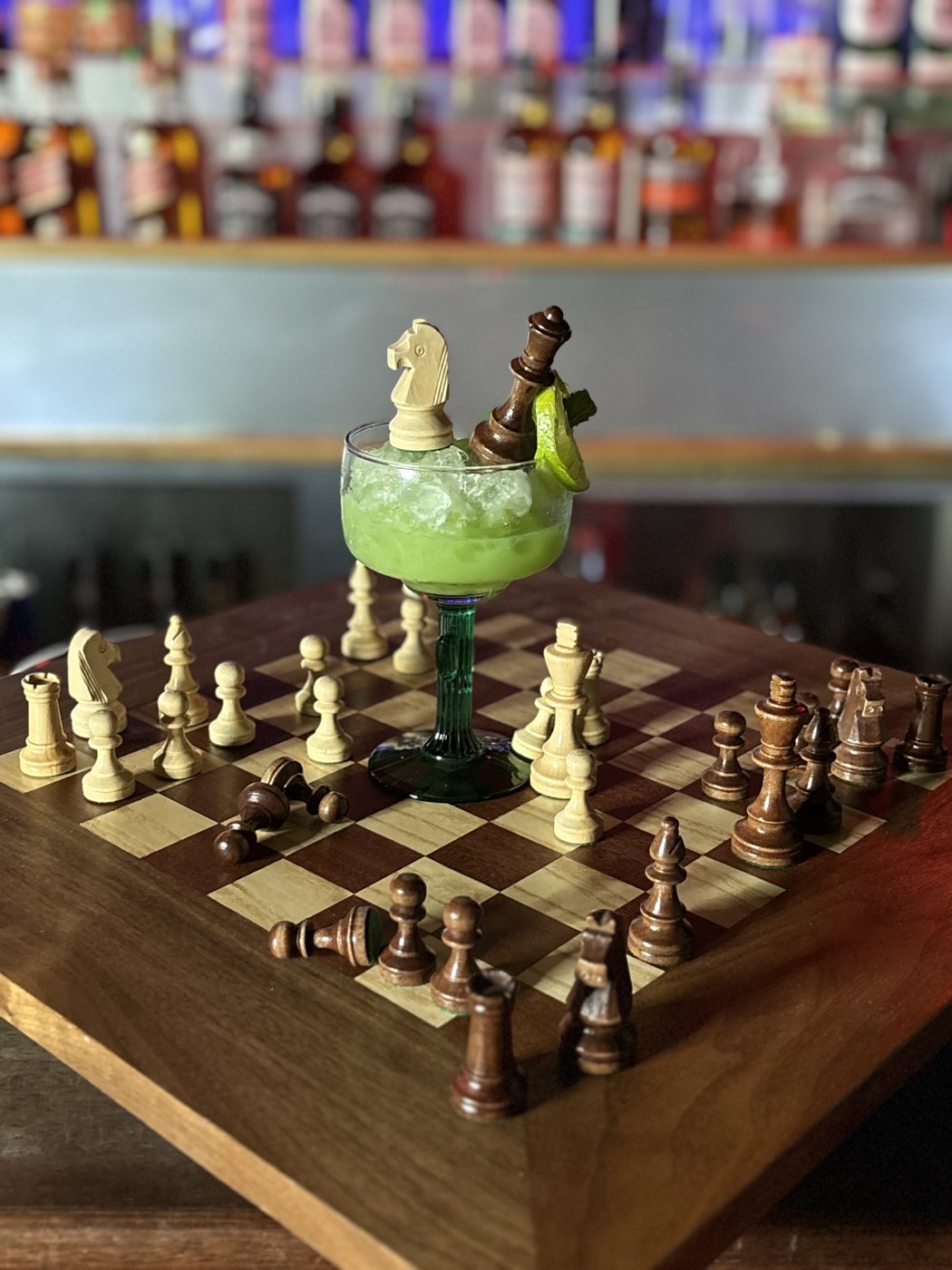 Figury szachowe i koktajl na Blitz & Drinks