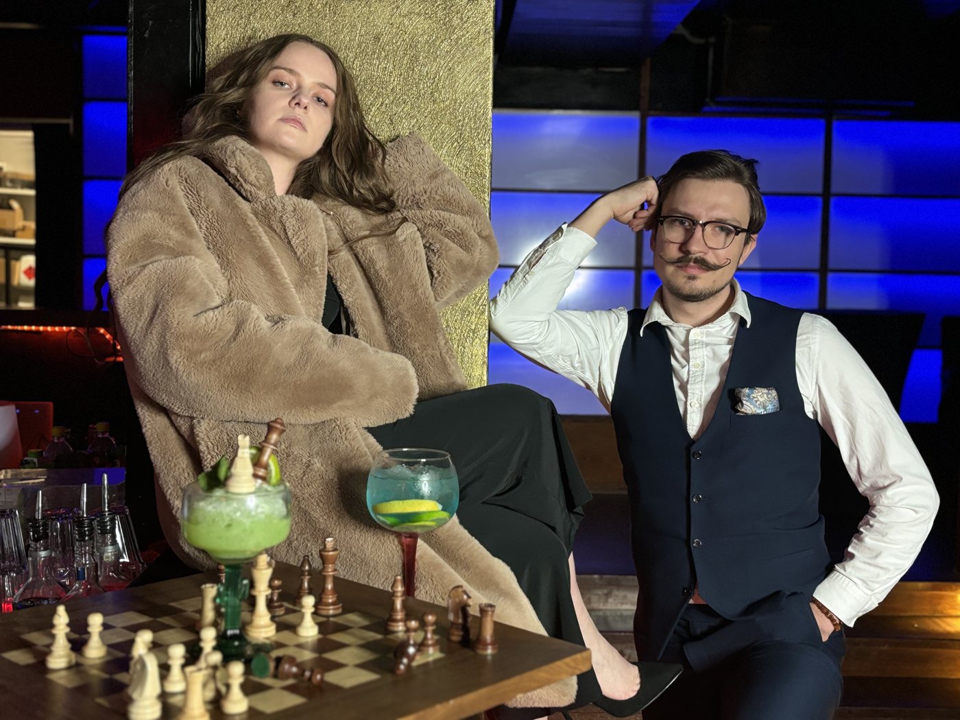 Uczestnicy Blitz & Drinks przy szachownicy