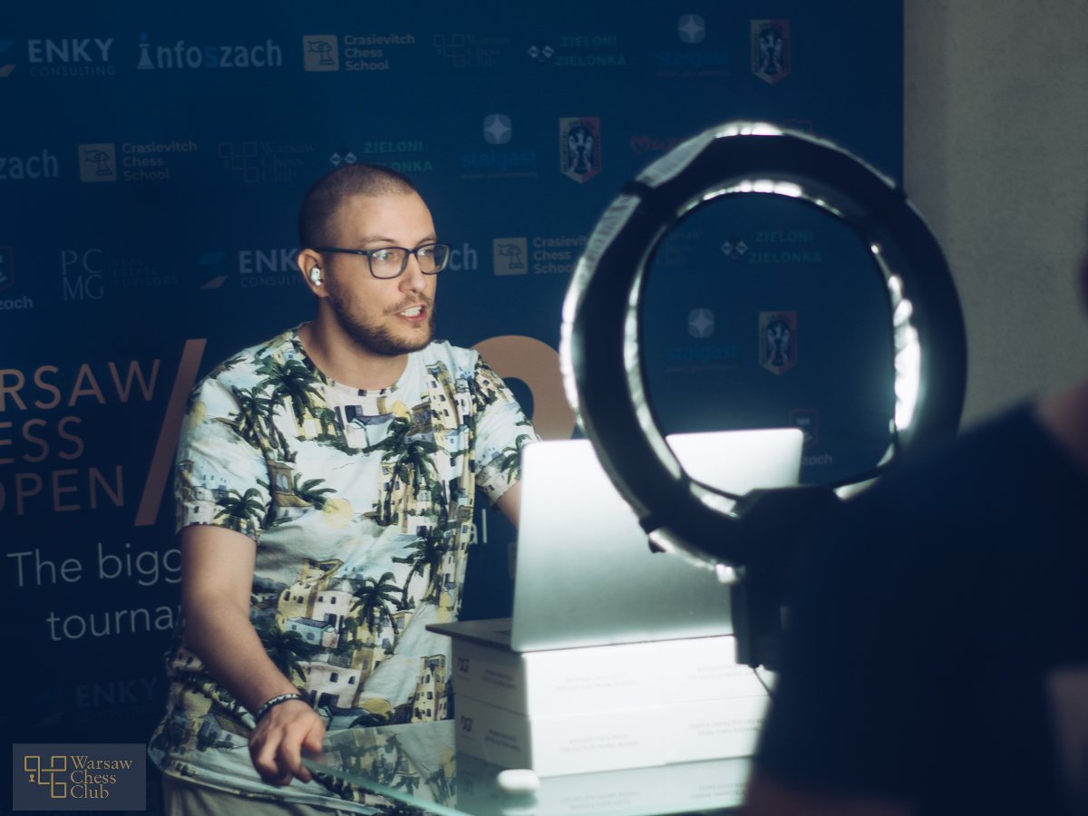 Zawodnik prezentujący partię publiczności