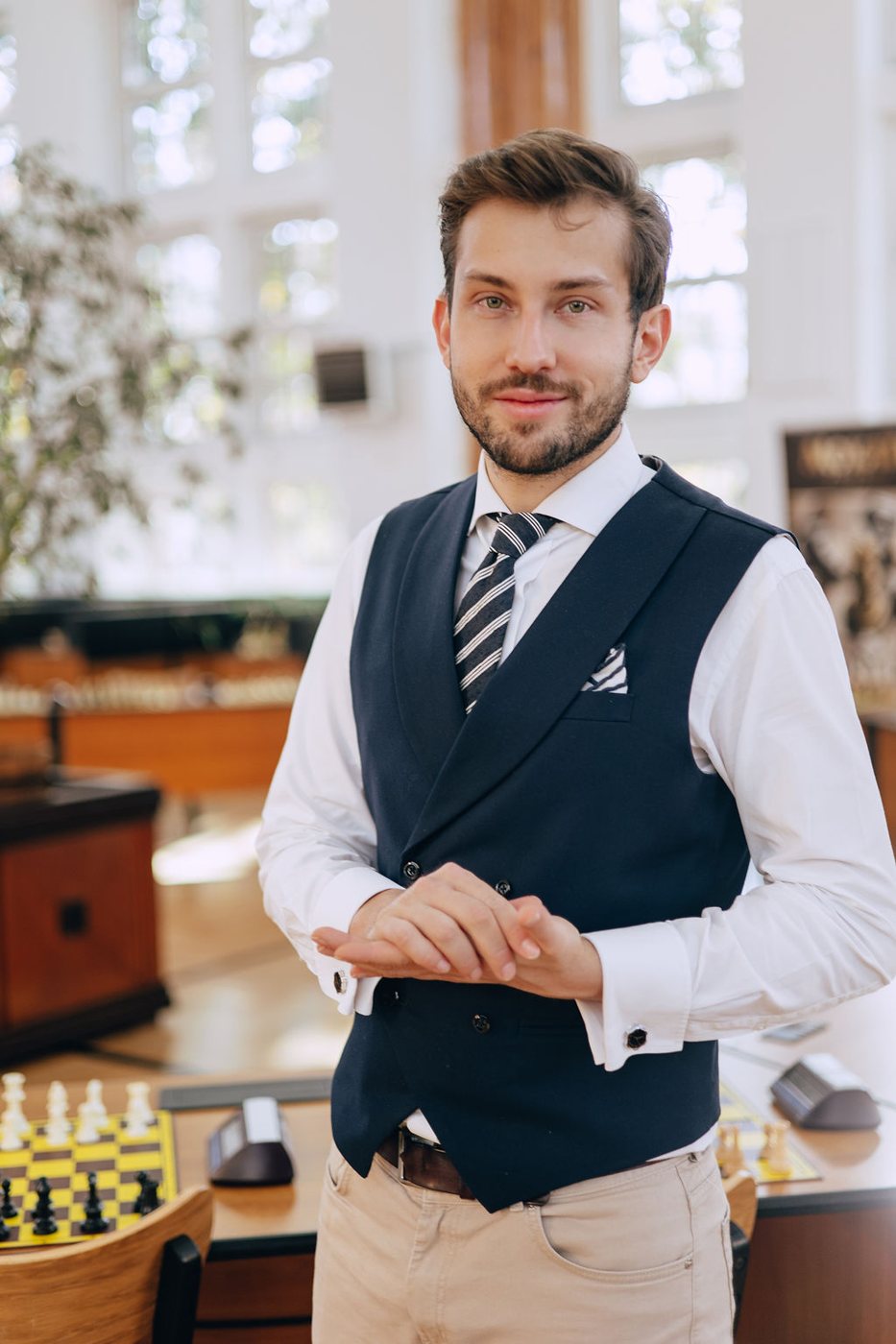Zawodnik w kamizelce przy szachownicy