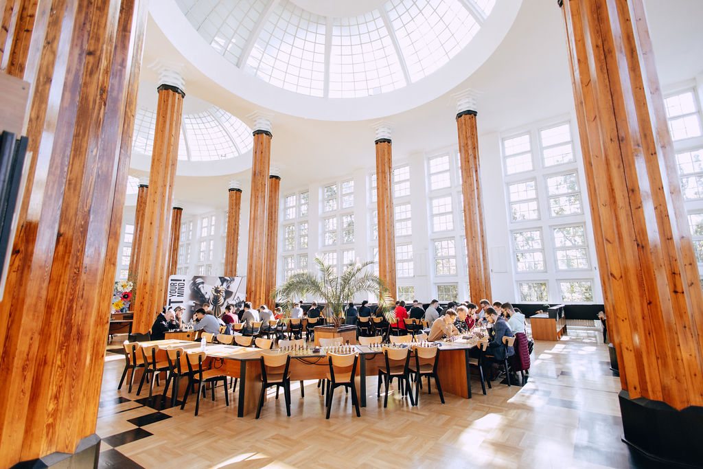Wnętrze rotundy Biblioteki SGH z kolumnami i świetlikiem