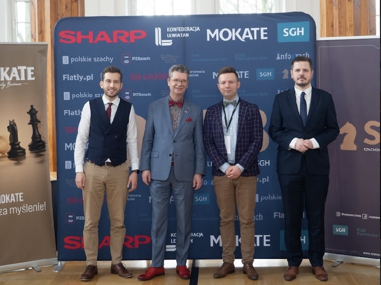 Od lewej: Piotr Czajkowski, prof. Piotr Wachowiak, Adrian Zwoliński i GM Radosław Jedynak przed ścianką sponsorską